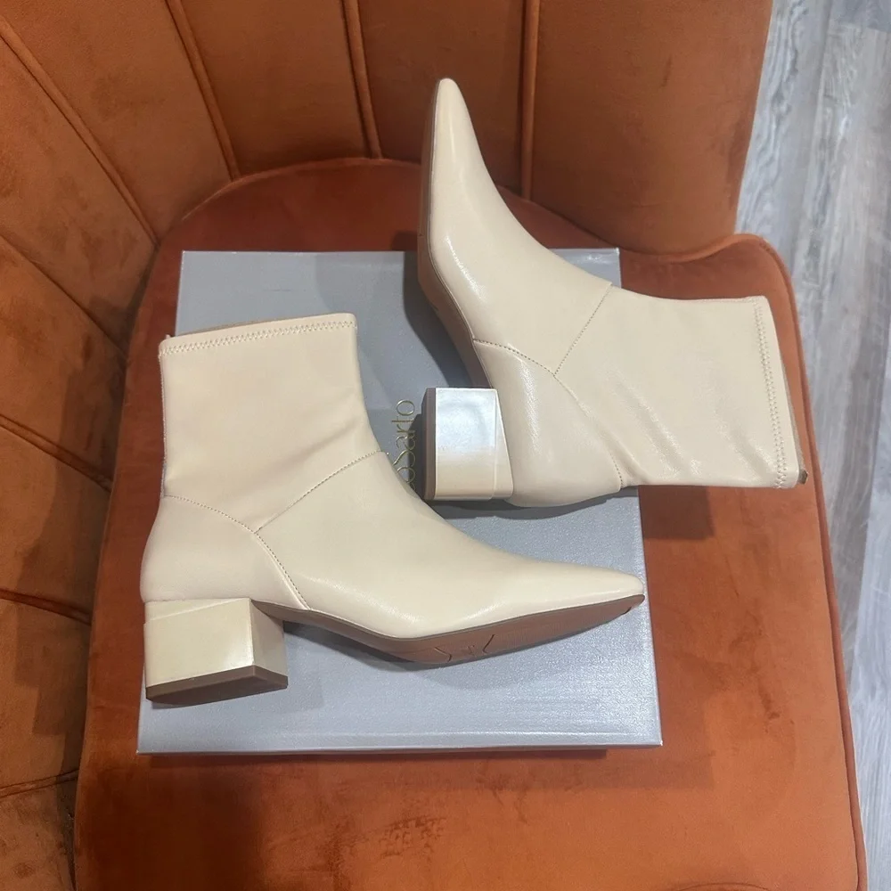 New in Box Franco Sarto Cream Ankle Booties Side Zip  Versatile Neutral Sz 8